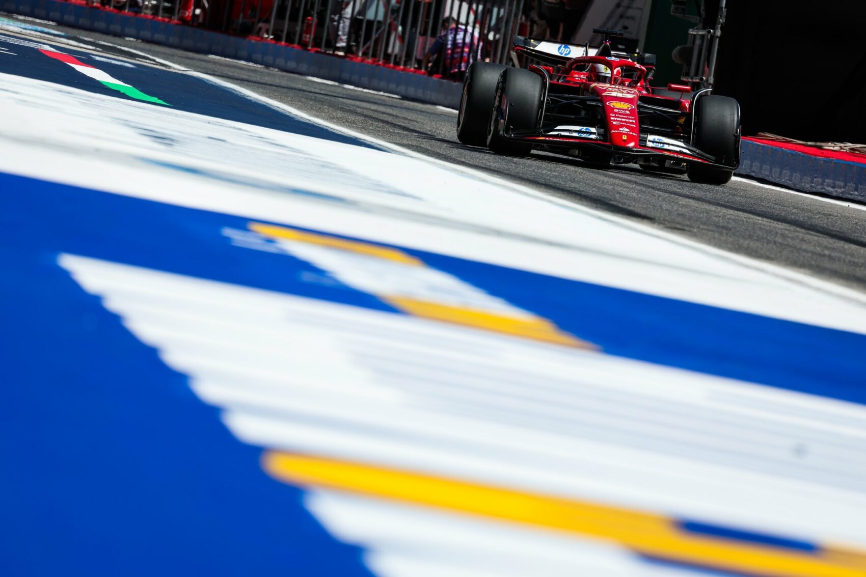 A Red Bull csak küszködik, a Ferrari Leclerc-rel tovább szárnyal Imolában