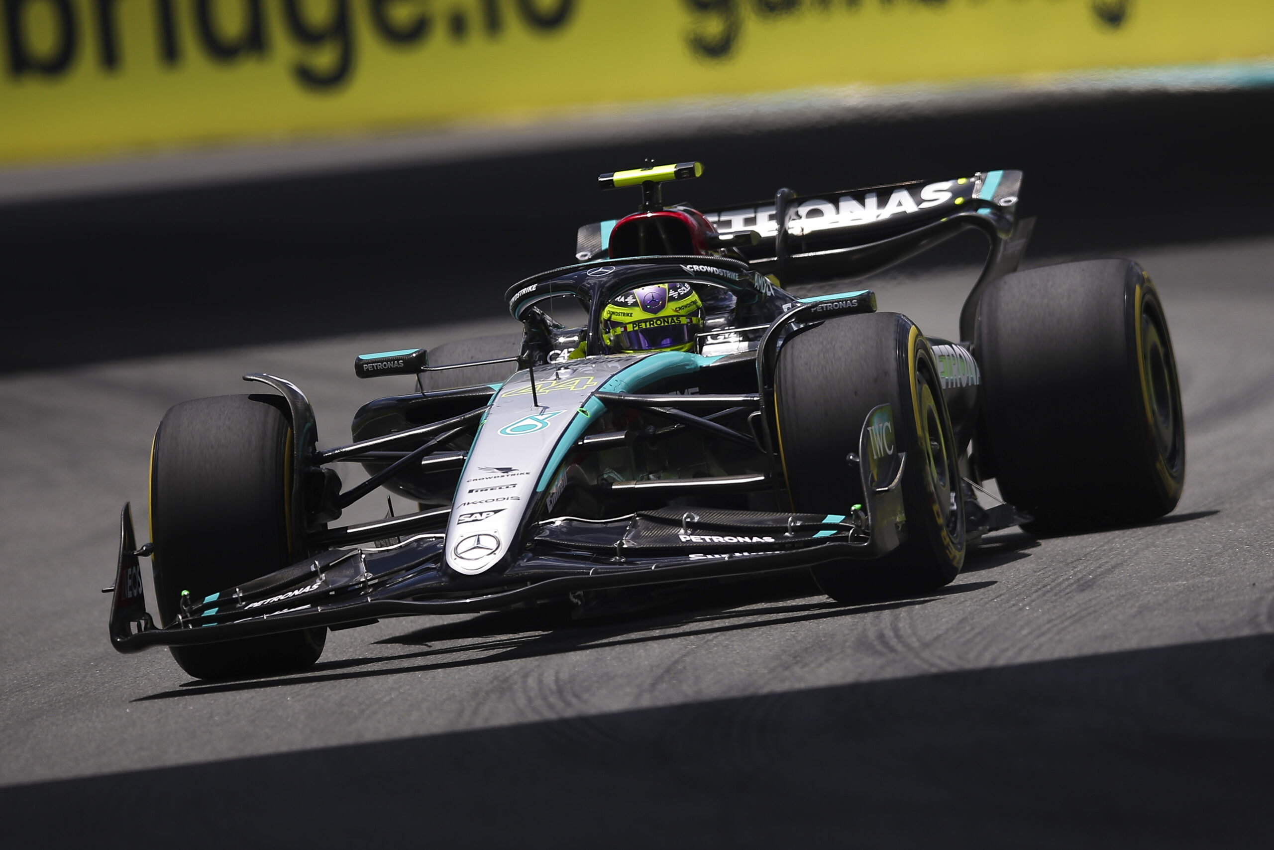 Alonso kezdte? Így úszta meg a büntetést Hamilton a sprint rajtbaleseténél