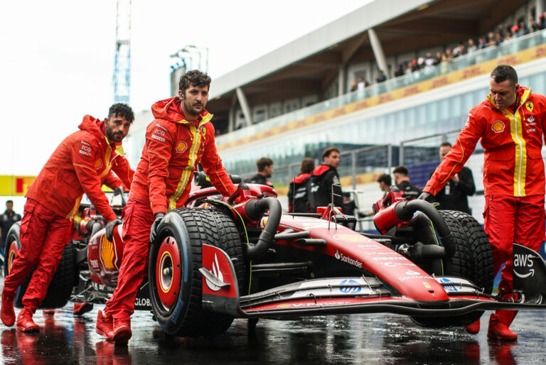 Alonso finoman oltotta a Ferrarit