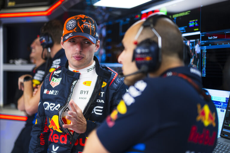 Verstappen nem győzte szájba rágni, hogy hol fog vezetni jövőre