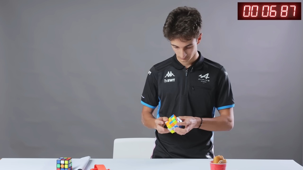 Egy versenyző 17 másodperc alatt kirakta a Rubik-kockát, társai zabálóversennyel próbáltak visszavágni