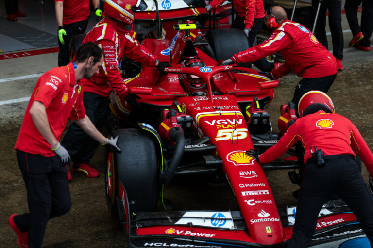 Vakvágányra futott a Ferrari, Sainz szerint kéthavi munkát dobhatnak a kukába