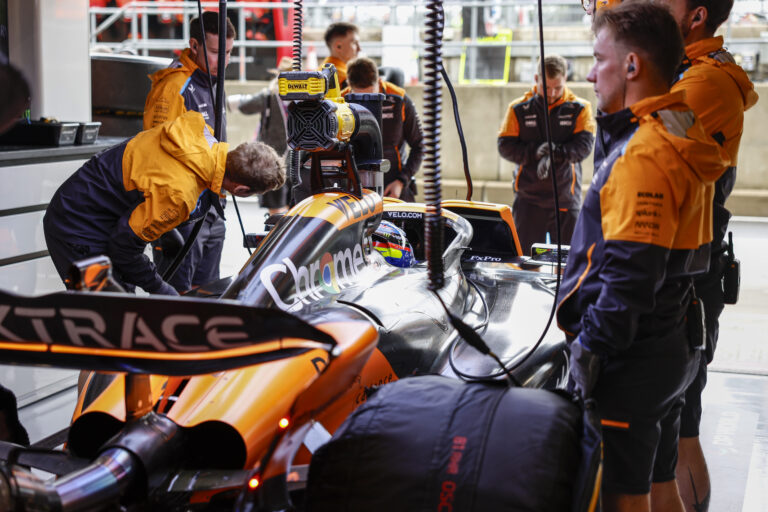Vigasztalják a McLarent: a Red Bull is sok hibával kezdte