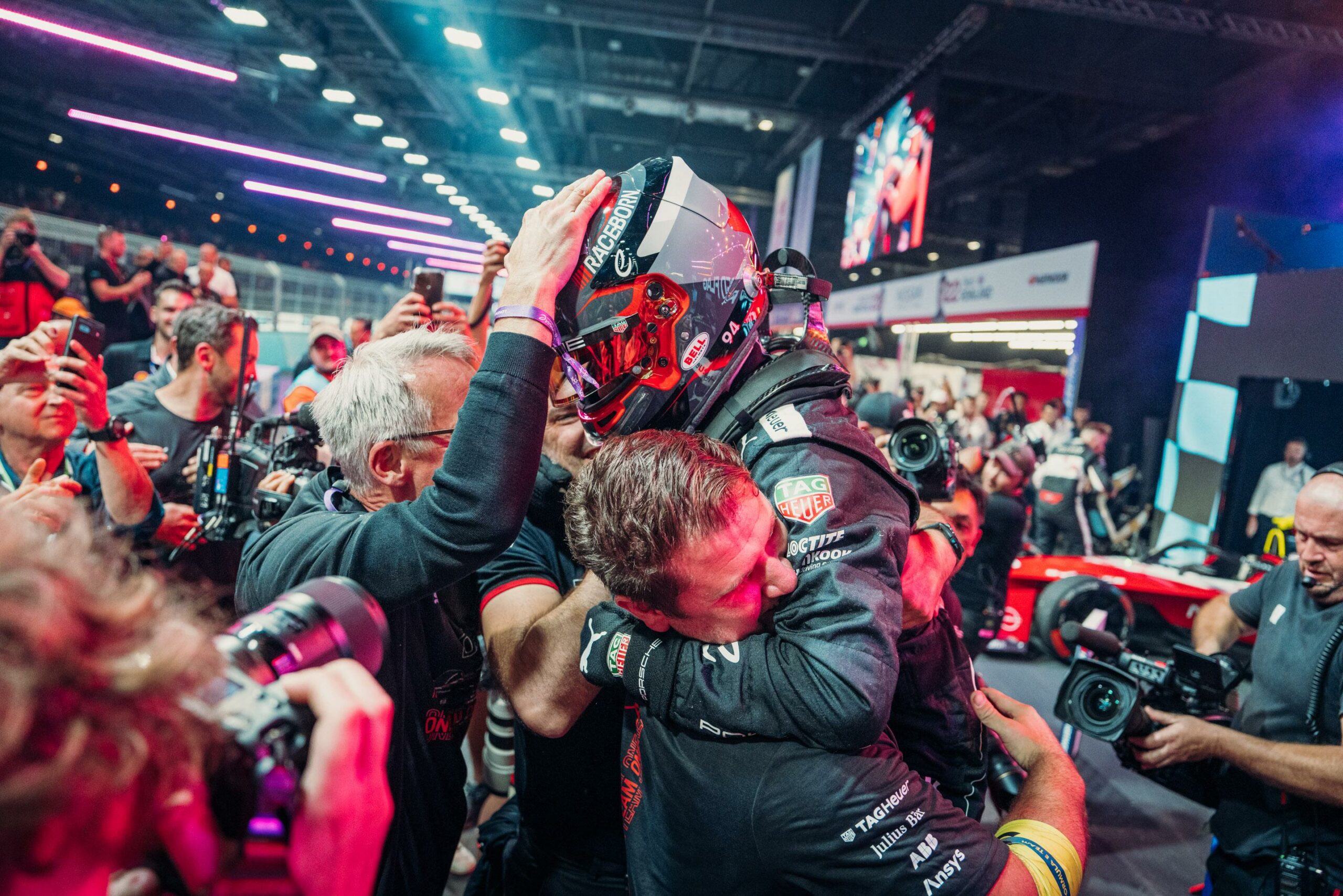 Da Costa megtorpedózta a csapattárs riválisát, a Jaguar mindkét pilótája elbukta a vb-címet az őrült fináléban