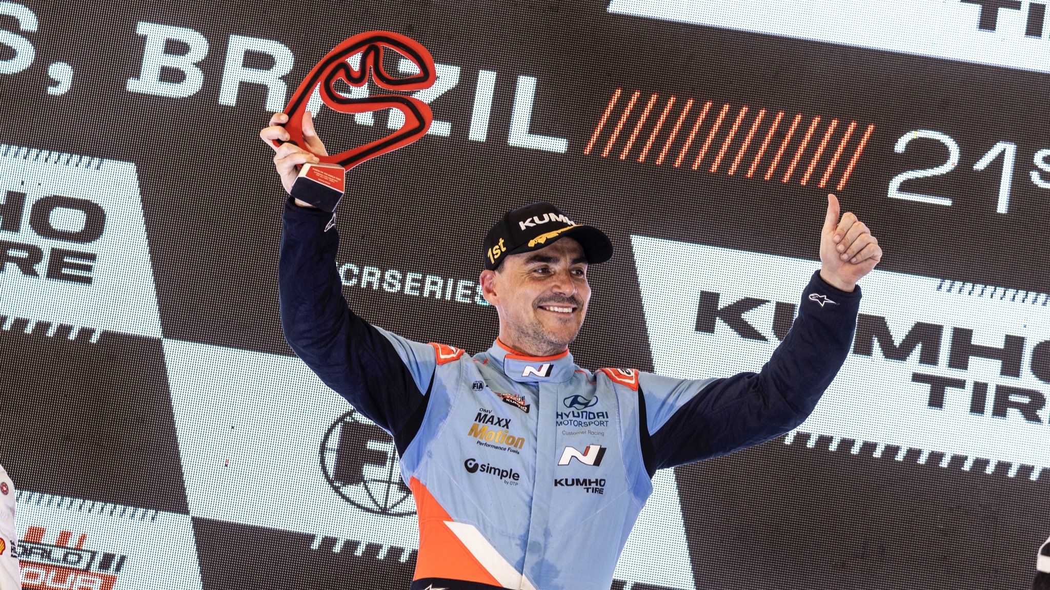 Nagy nyomásnak ellenállva nyert futamot Michelisz egy világhírű, de számára új pályán
