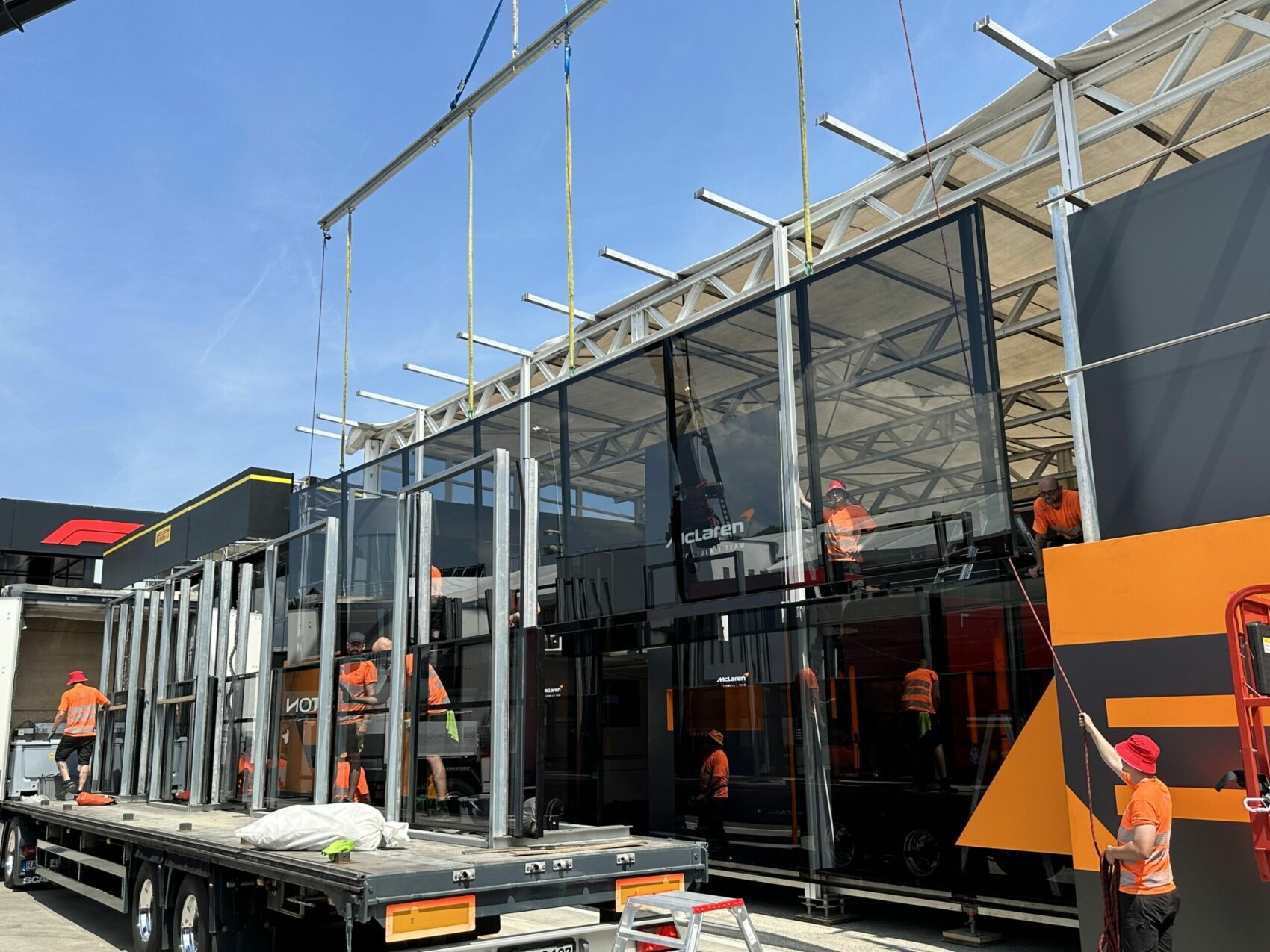 A Hungaroringre is lecsapott a vihar, ismét megrongálódott a McLaren motorhome-ja