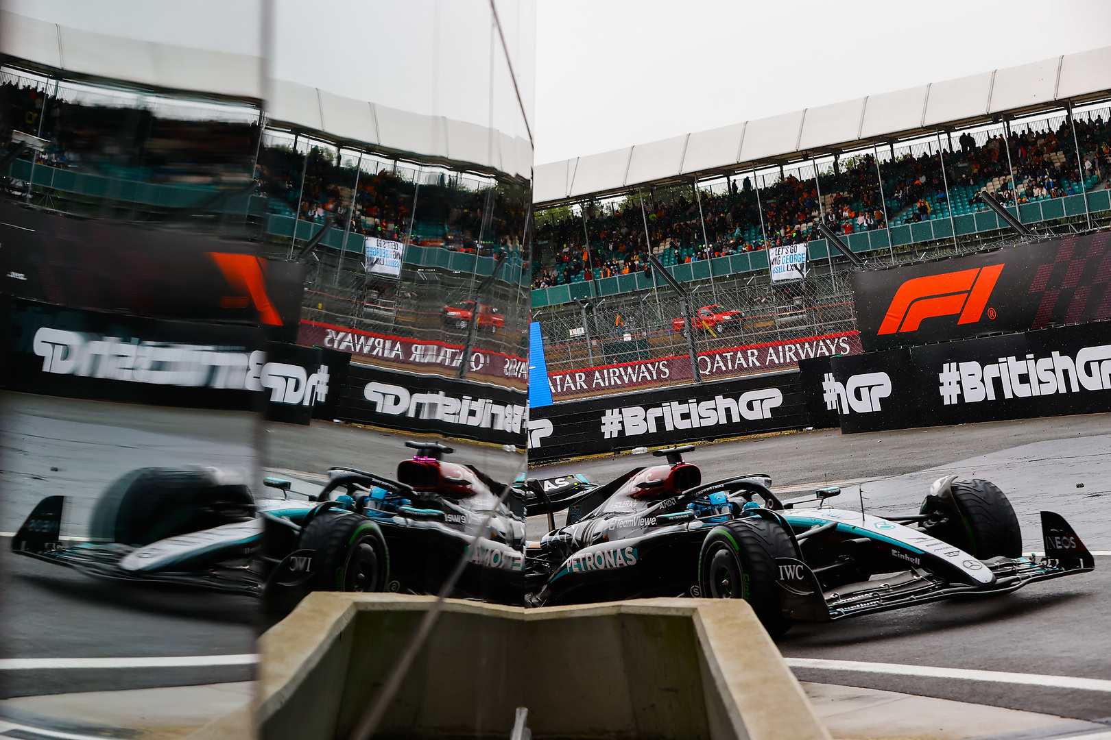 Megérkezett az eső, a Mercedes pedig az élre állt Silverstone-ban