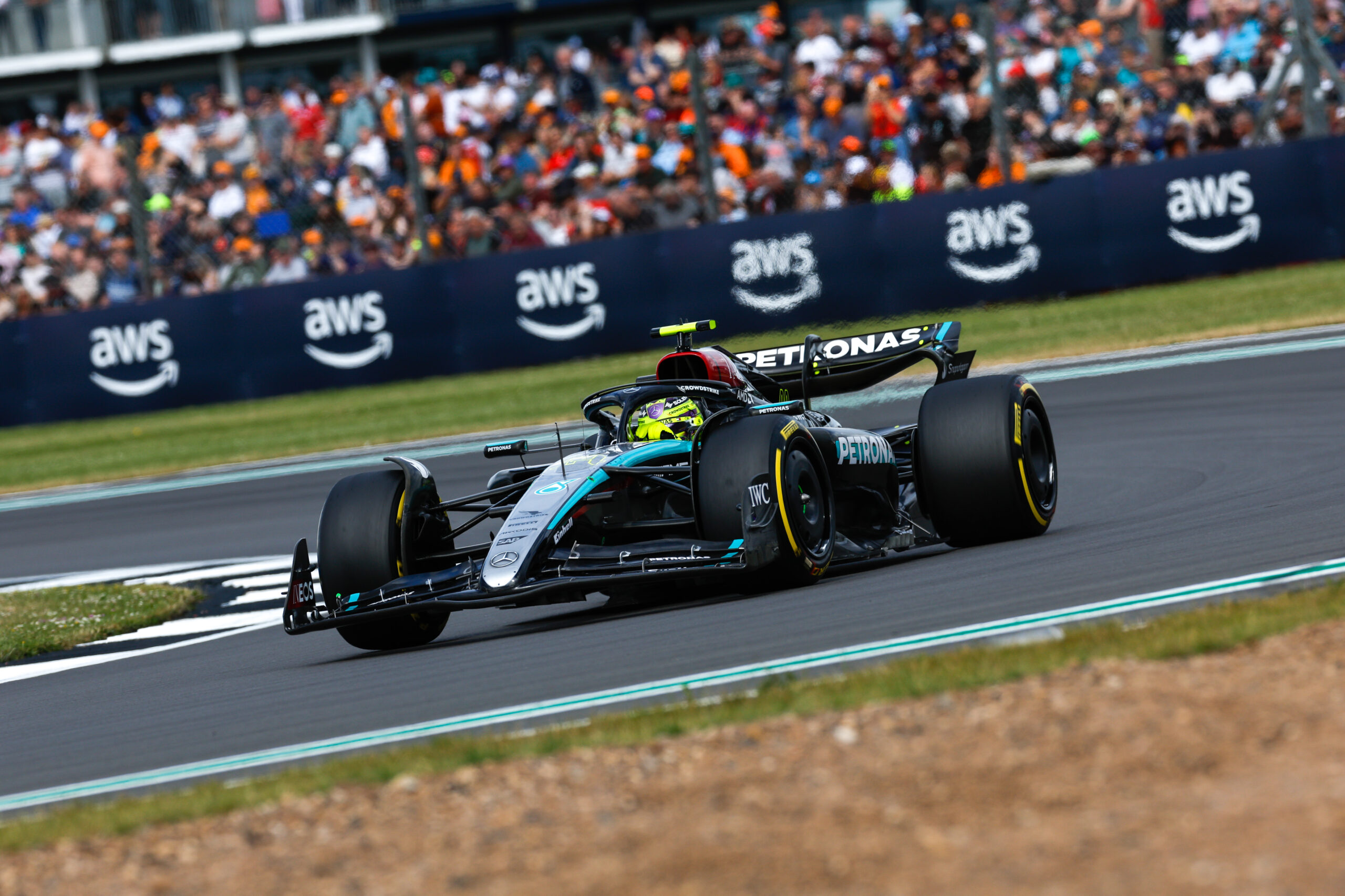 Őrületes Brit Nagydíjon támadt fel Hamilton, könnyek között vetett véget 2021 óta tartó nyeretlenségi sorozatának