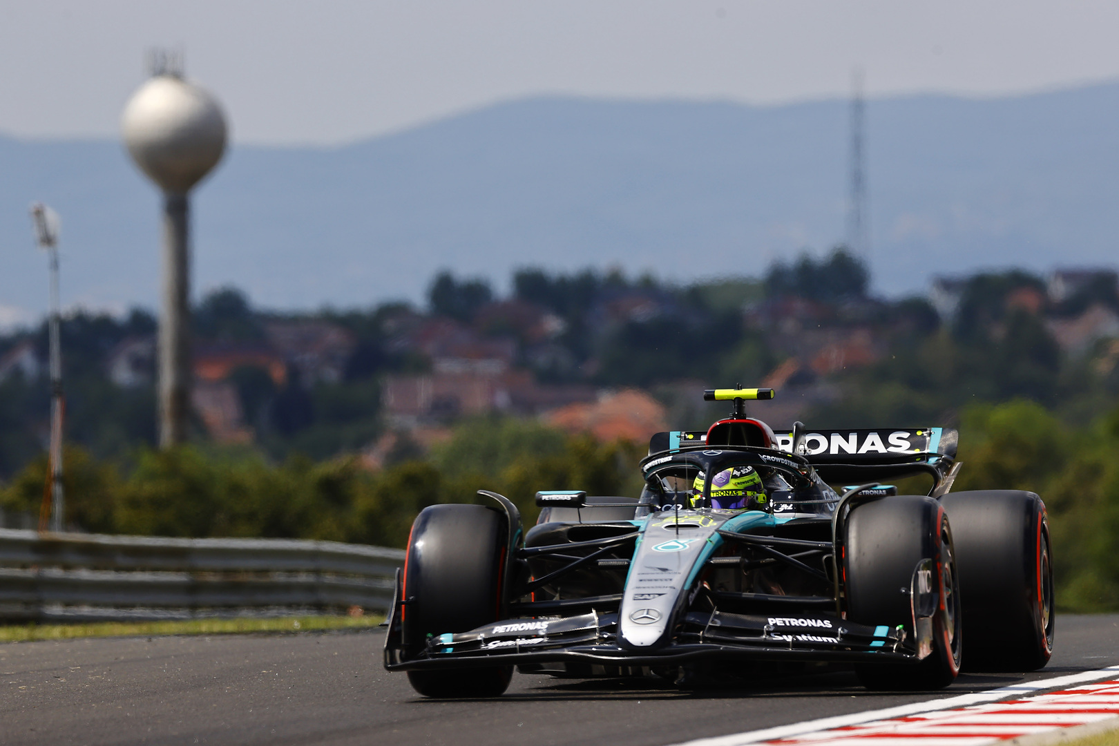 A Mercedes mérnöke elárulta Hamiltonról azt, ami miatt a Ferrari kezdhet aggódni