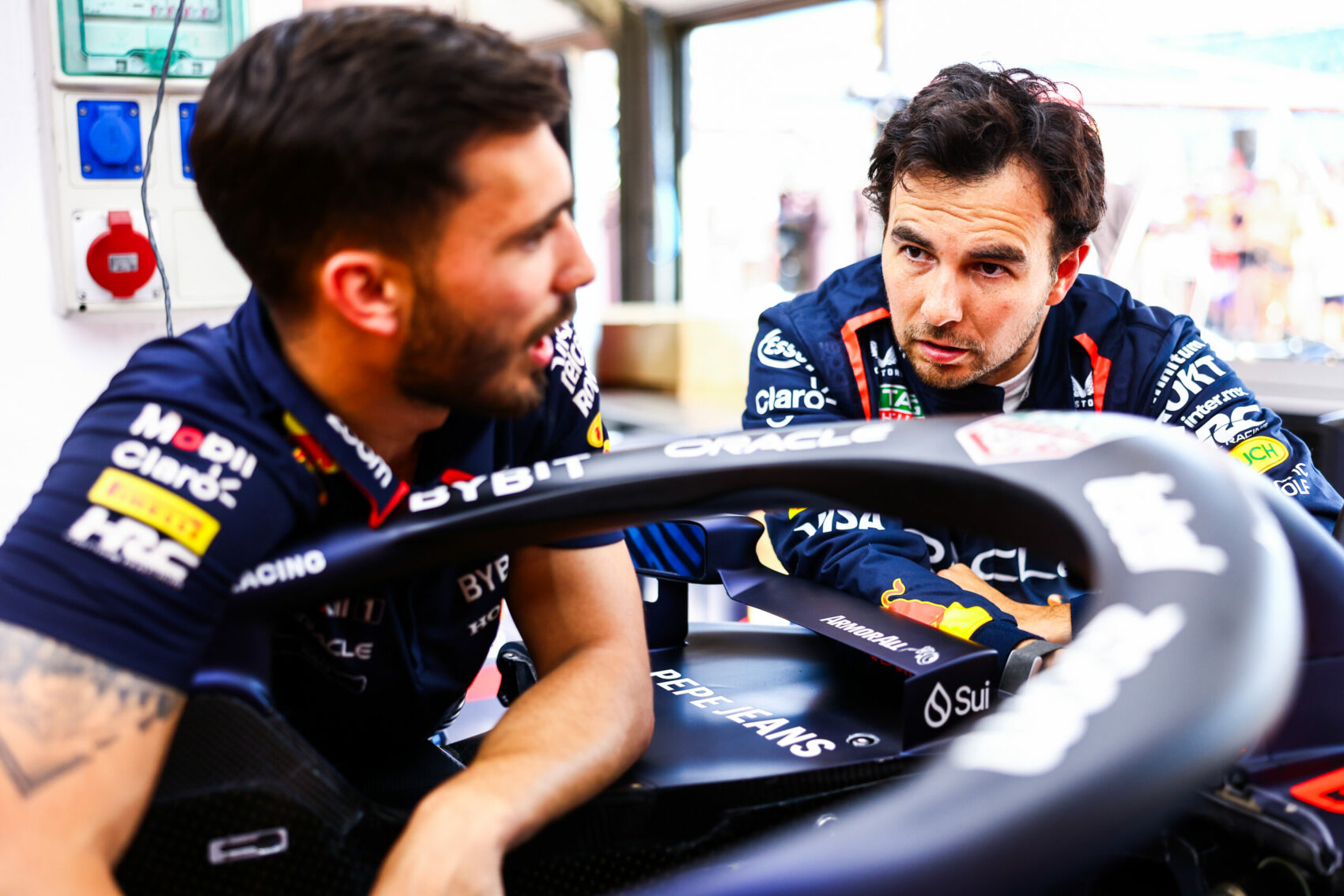 Ezért rúghatja ki a Red Bull hamarosan Pérezt, még ha fizetnie is kell majd érte