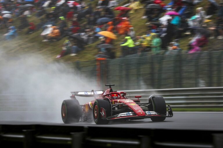 Verstappen mehet a mezőny sűrűjébe, Leclerc pole-t szerzett, Pérez feltámadt az esős Spában