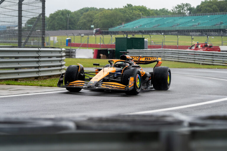 Schumacher a McLaren idei F1-es autóját vezette, de nem sok értelme volt