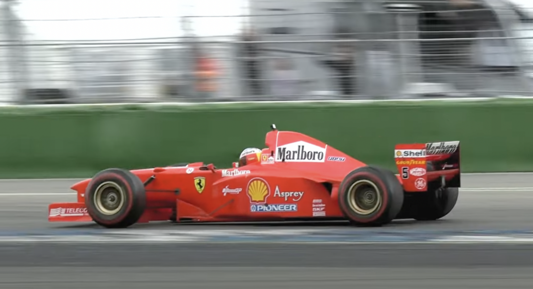 80 éves amatőr száguldozik Michael Schumacher 1997-es Ferrarijával (videó)