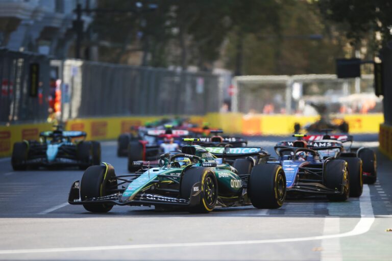 Azerbajdzsánban folytatódik a McLarenek és Verstappen csatája – menetrend