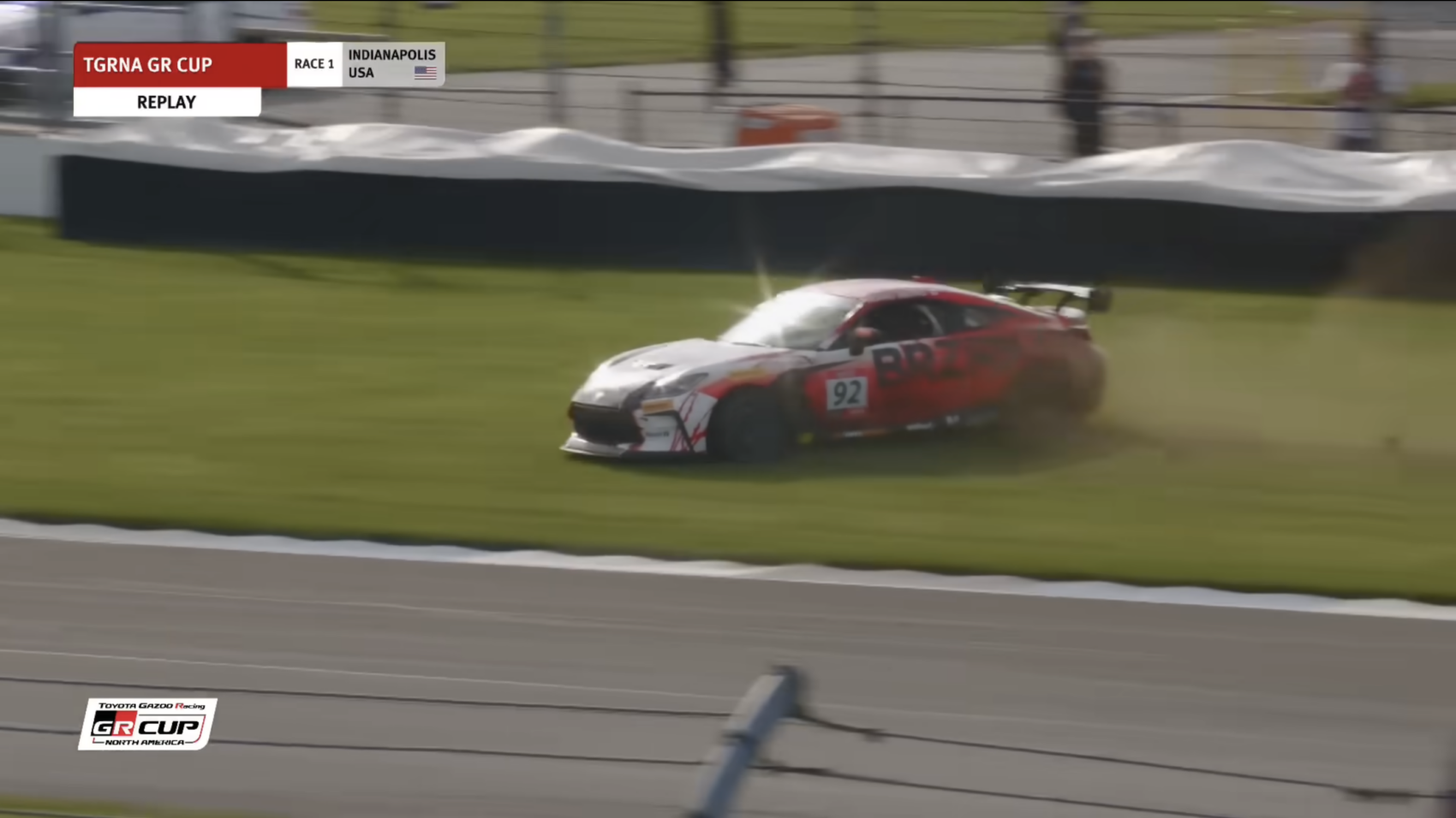 „Neo” Toyotával csapatta Indianapolisban – így lett igazi autóversenyző Keanu Reeves (videó)