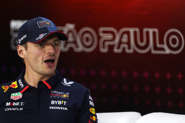 Verstappen fortyog: egyszerre szólt be kritikusainak és a káromkodásszabálynak