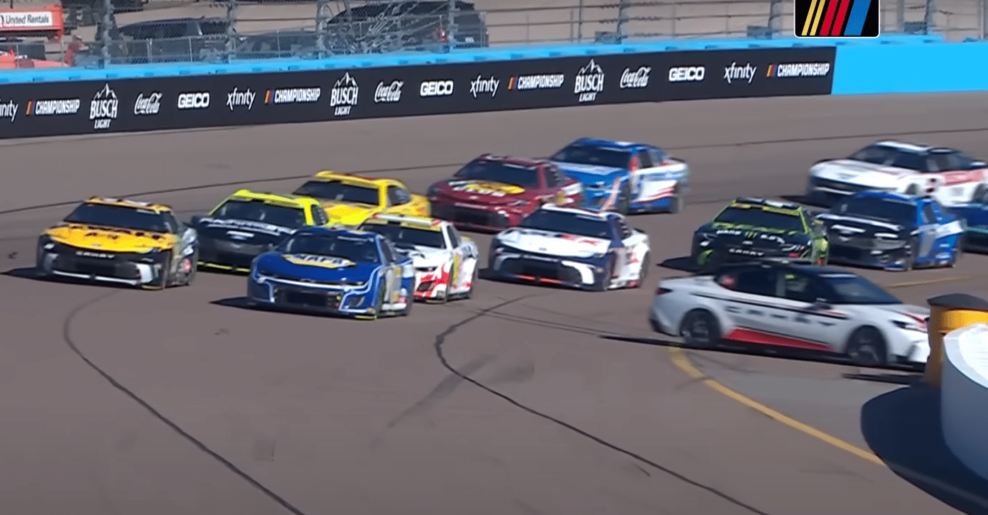 Elképesztően bizarr balesetet hozott össze a biztonsági autó (videó)