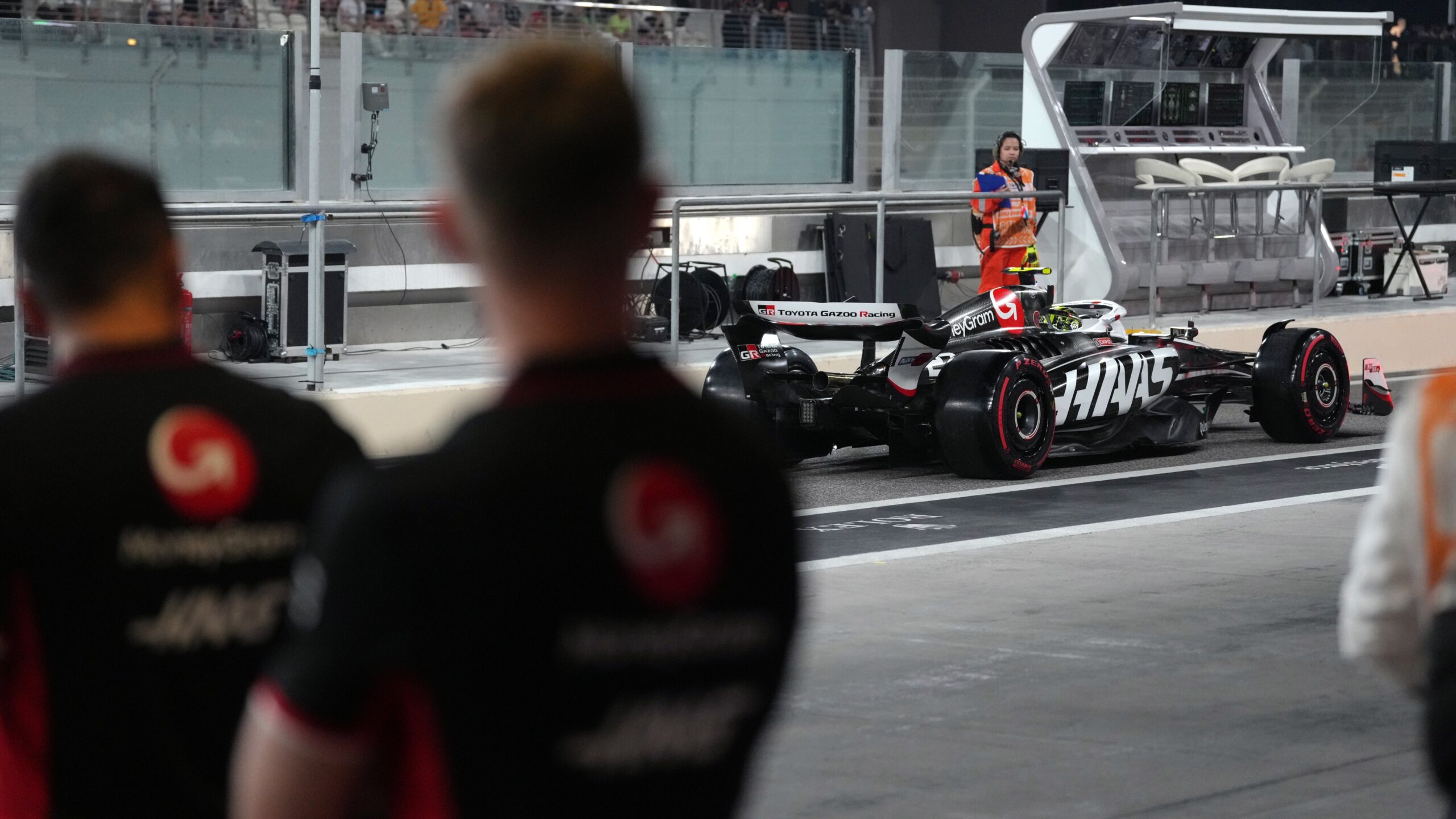 Elvették a Haas történetének legjobb rajthelyét, közvetve amiatt, mert tavaly utolsó lett a csapat