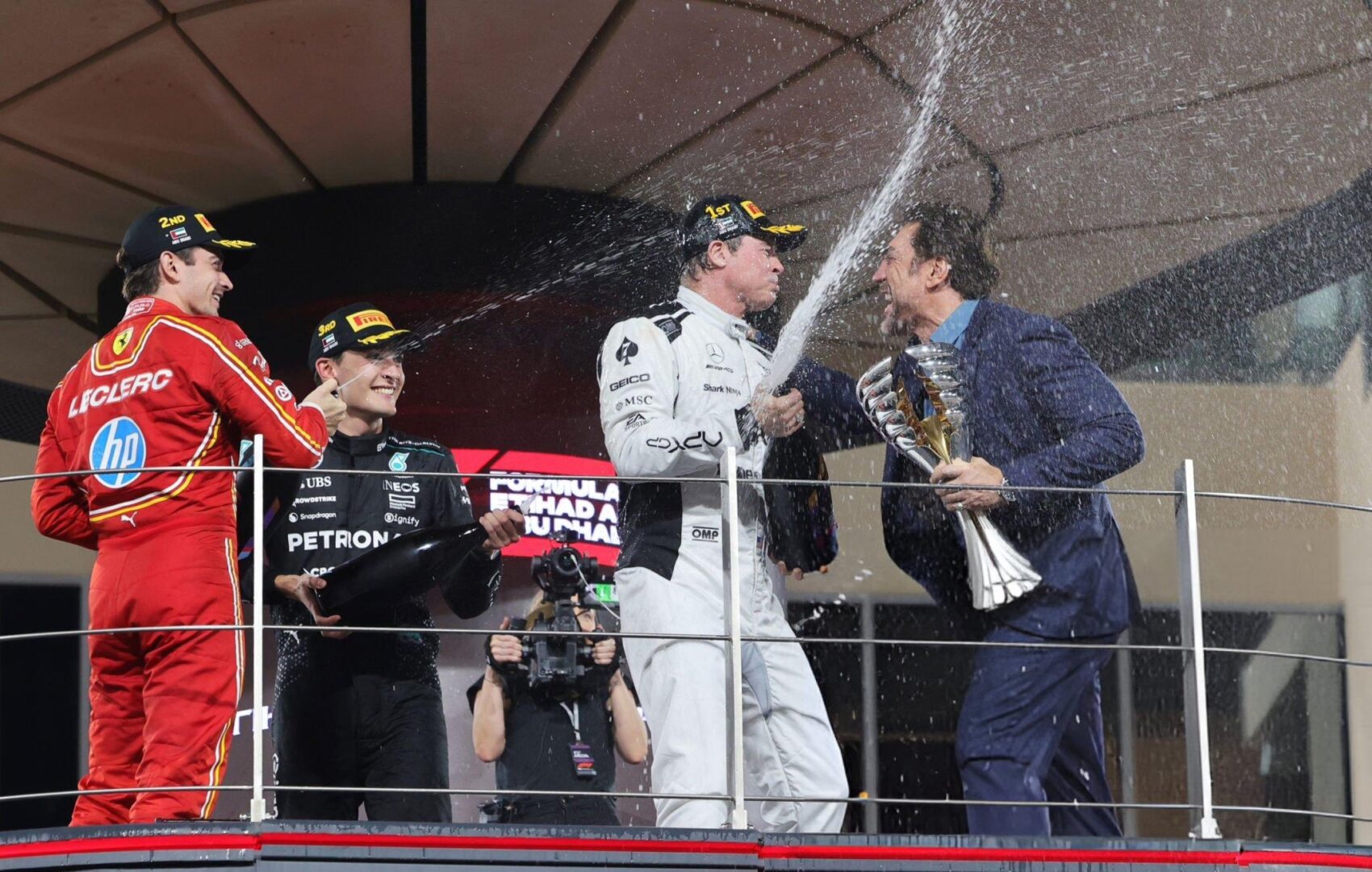 Megismételték a pódiumceremóniát az F1-es szezonzárón, Russell és Brad Pitt is dobogóra állt