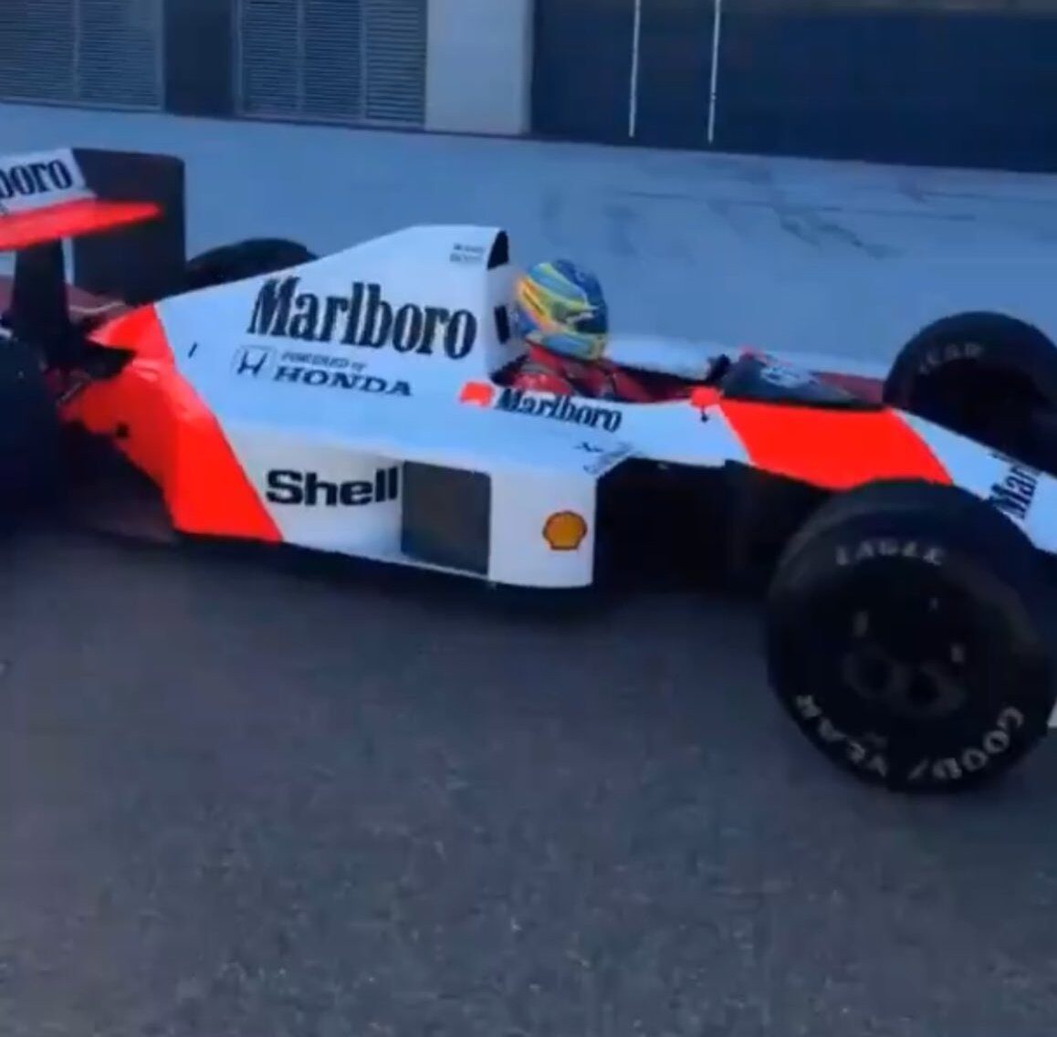 Ezt látni kell: Alonso Sennának öltözve vezette Senna Mclarenjét (videó)