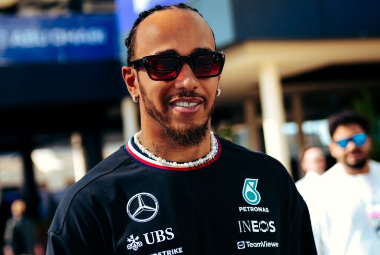 52 éves világsztárral randizott Lewis Hamilton?