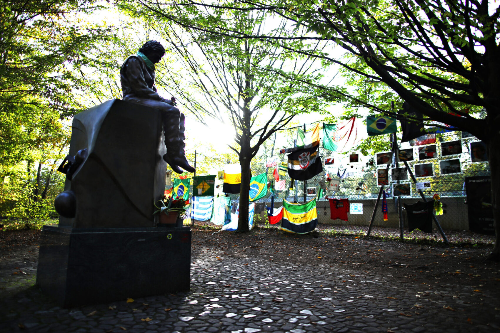 Fiatalok vandálkodtak Ayrton Senna imolai emlékművénél