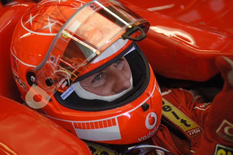 Kiderült, ki az a bizonyos harmadik F1-es kolléga, aki látogathatja Schumachert