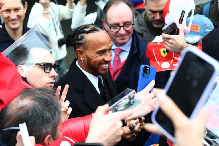 Csak helikopterezik és pózol – Hamilton ismert tévéstől kapott kritikát a ferraris bemutatkozásáért