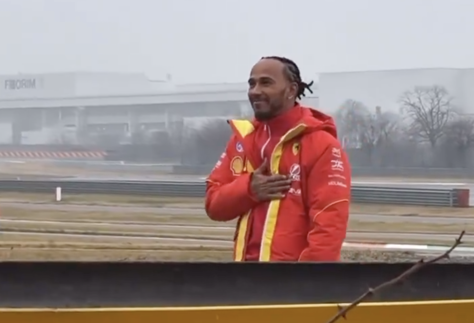 Így vonult ki Hamilton üdvözölni a Ferrari rajongóit