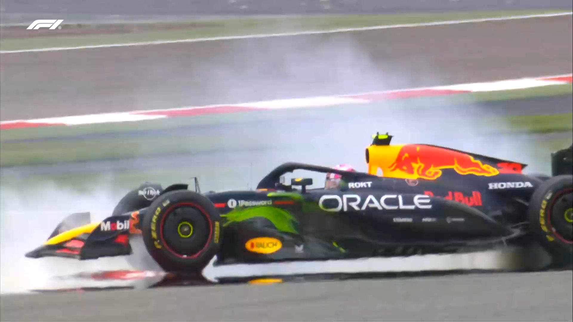 Megpördülő Red Bull és Mercedes-elsőség a bahreini F1-es teszt első napjának felénél