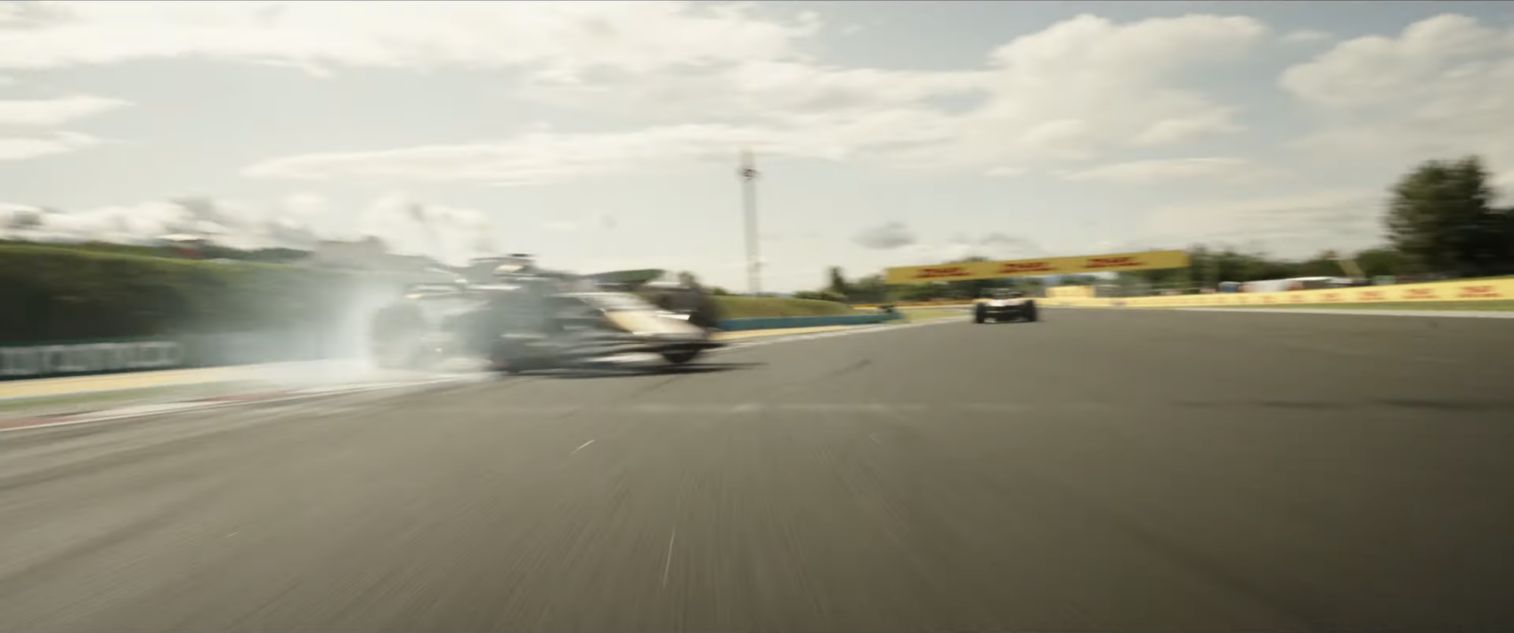 Brad Pitt a Magyar Nagydíjon is „elszáll” az F1 című filmben (videó)