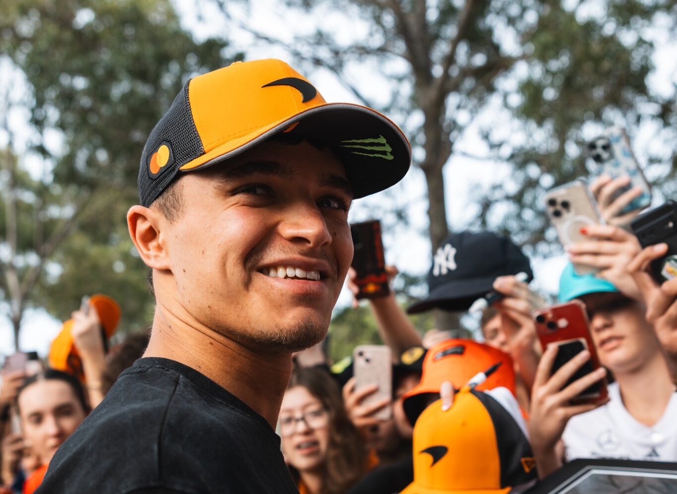 Norris szerénysége mit sem változott azóta, hogy szégyellte a nála magasabb trófeákat