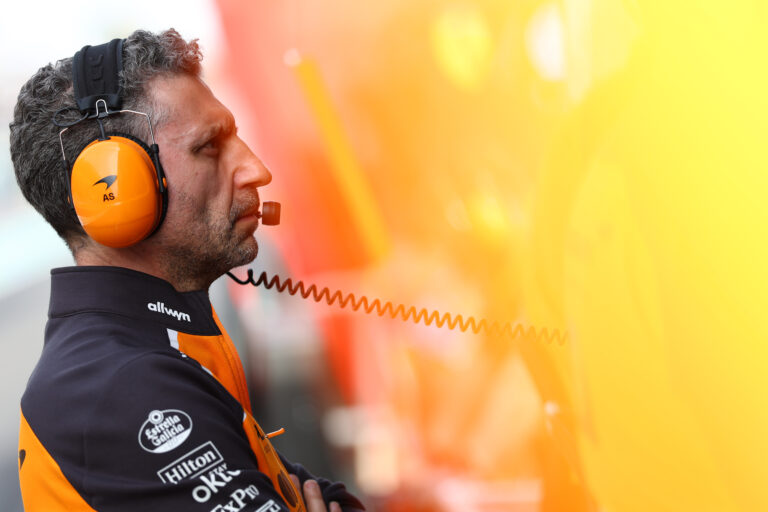 A McLaren főnöke úgy szúrt oda a Red Bullnak, hogy közben megdicsérte a csapatot