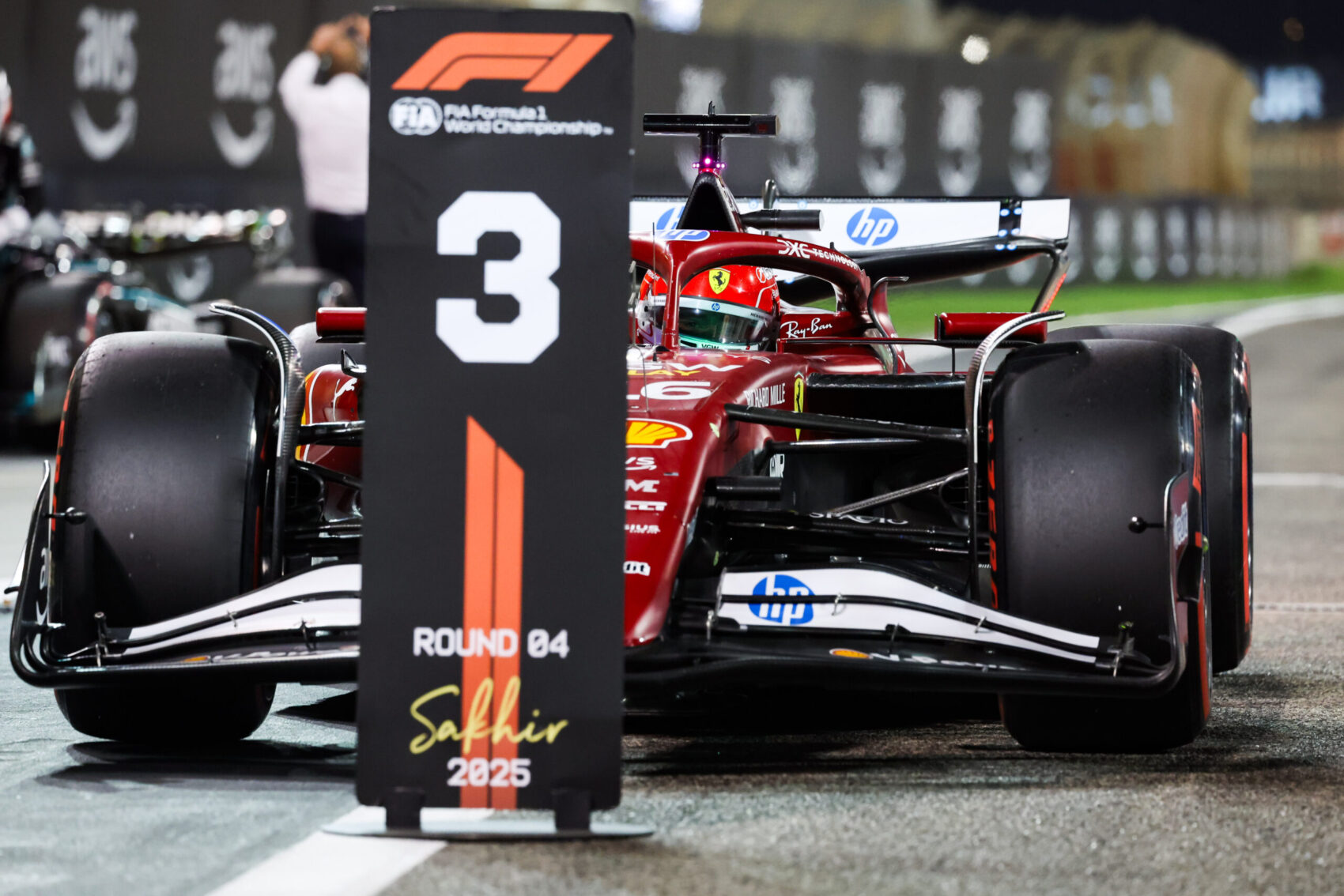 Hamilton autója már nem lassabb Leclerc-énél; utóbbi extrém beállításokkal zabolázta meg a Ferrarit