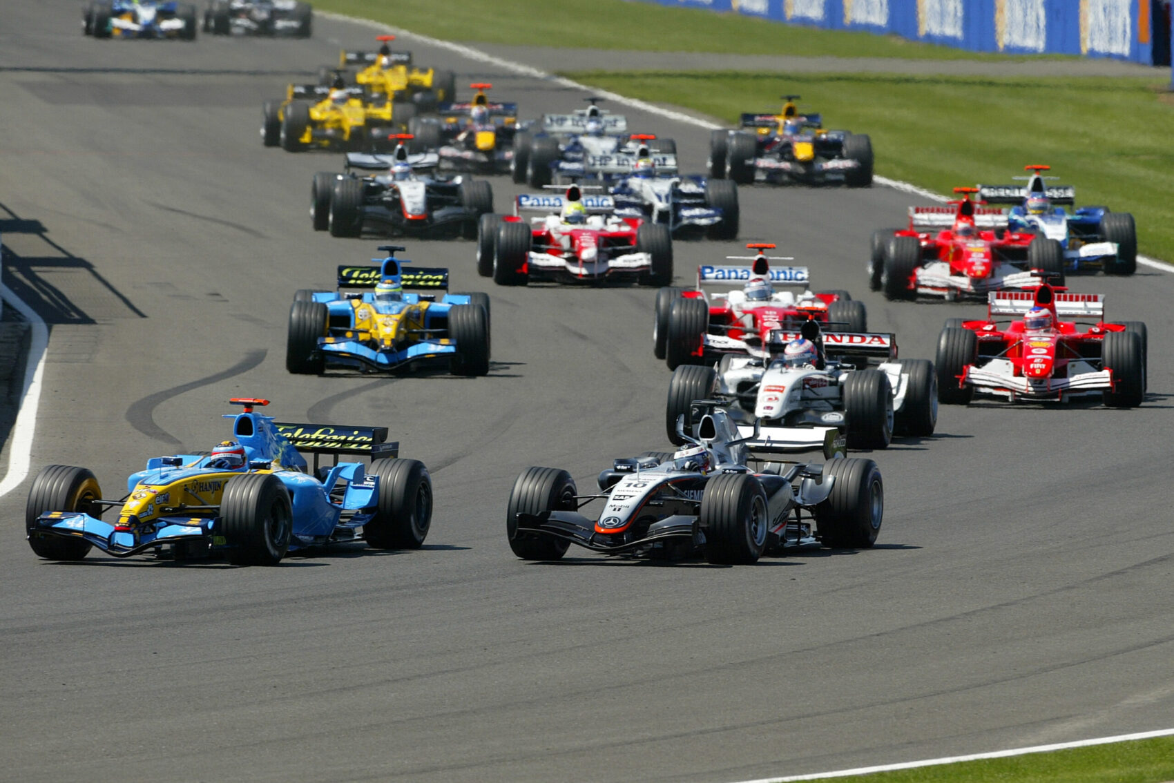 Jön a nagy V10-es találkozó az F1-ben, miközben hatalmas számolgatások mehetnek a háttérben