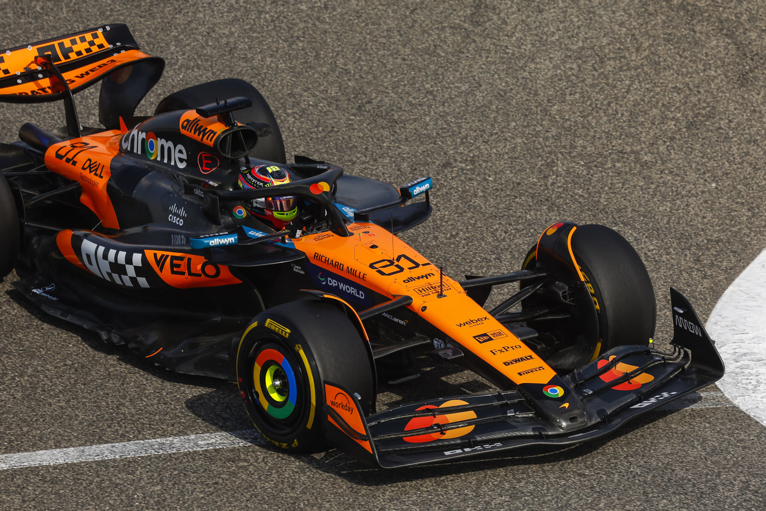 Piastri behúzta a pole-t, Norris rontott, Verstappen szenvedett a bahreini időmérőn