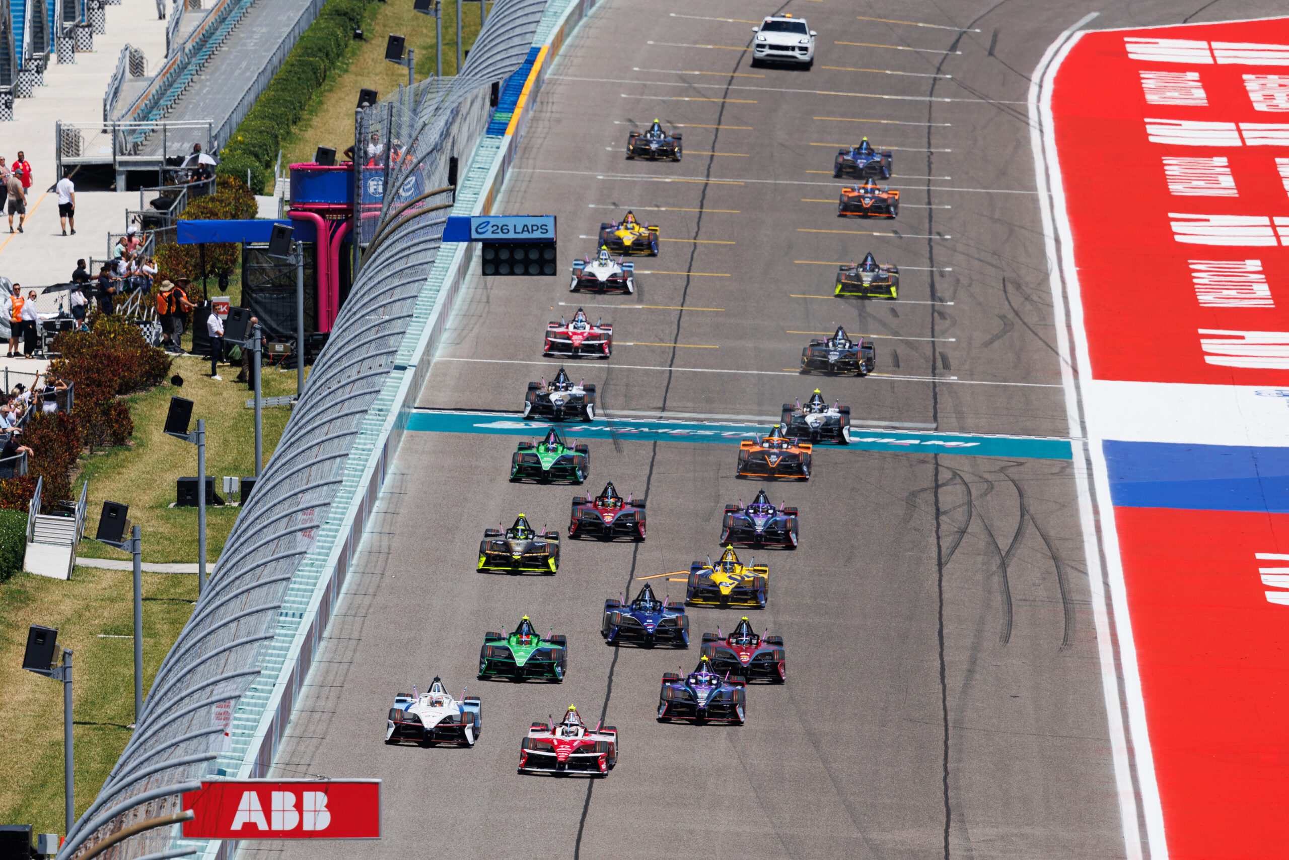 Legyorsulta az elsőt a kockás zászlóig, mégsem nyert – újabb káoszfutam a Formula E-ben