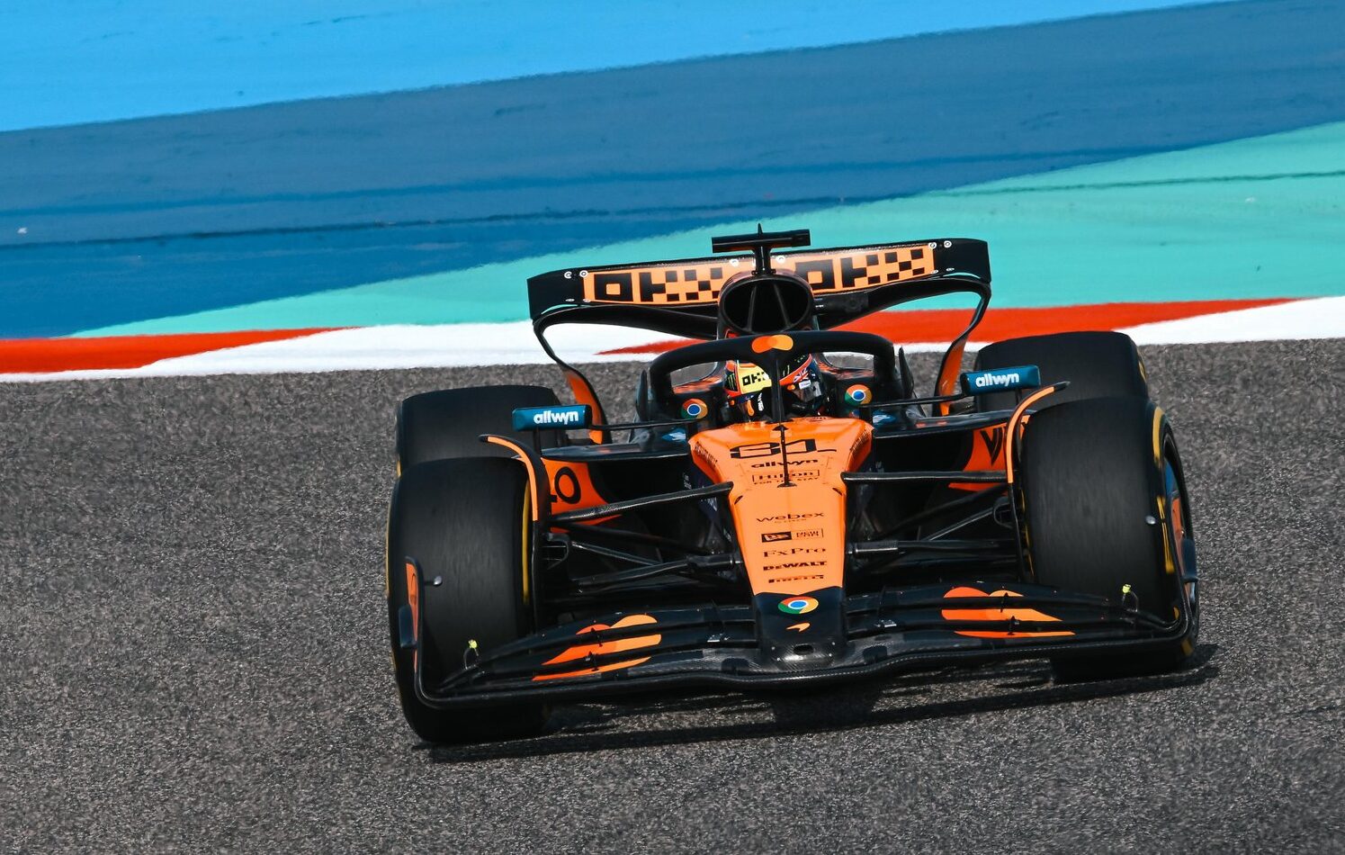 A McLaren döbbenetes fölénnyel vert mindenkit a 8 éve nem látott módosítás után