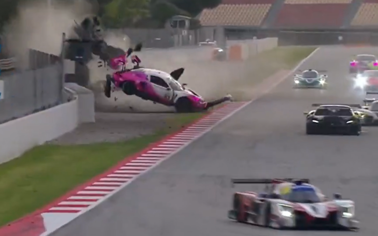 Lángoló autójába szorult a női versenyző, már a kórházból üzen megmentőinek