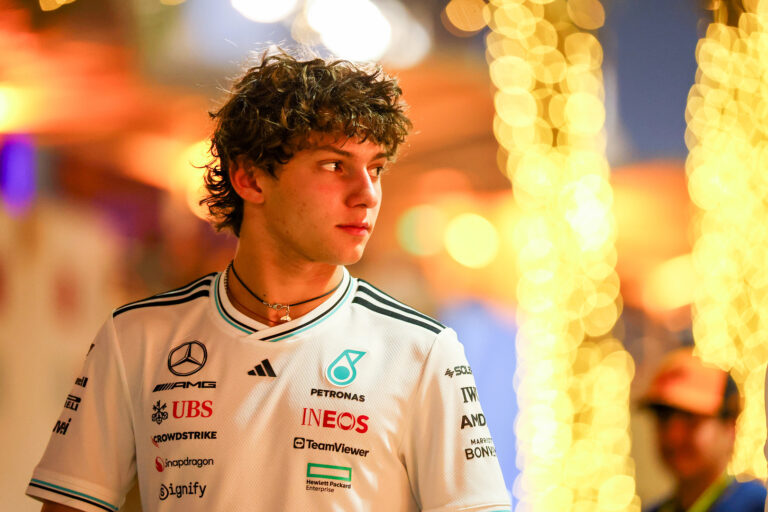 A Red Bull bocsánatot kér, amiért ráindította a gyűlöletkommandót a Mercedes pilótájára