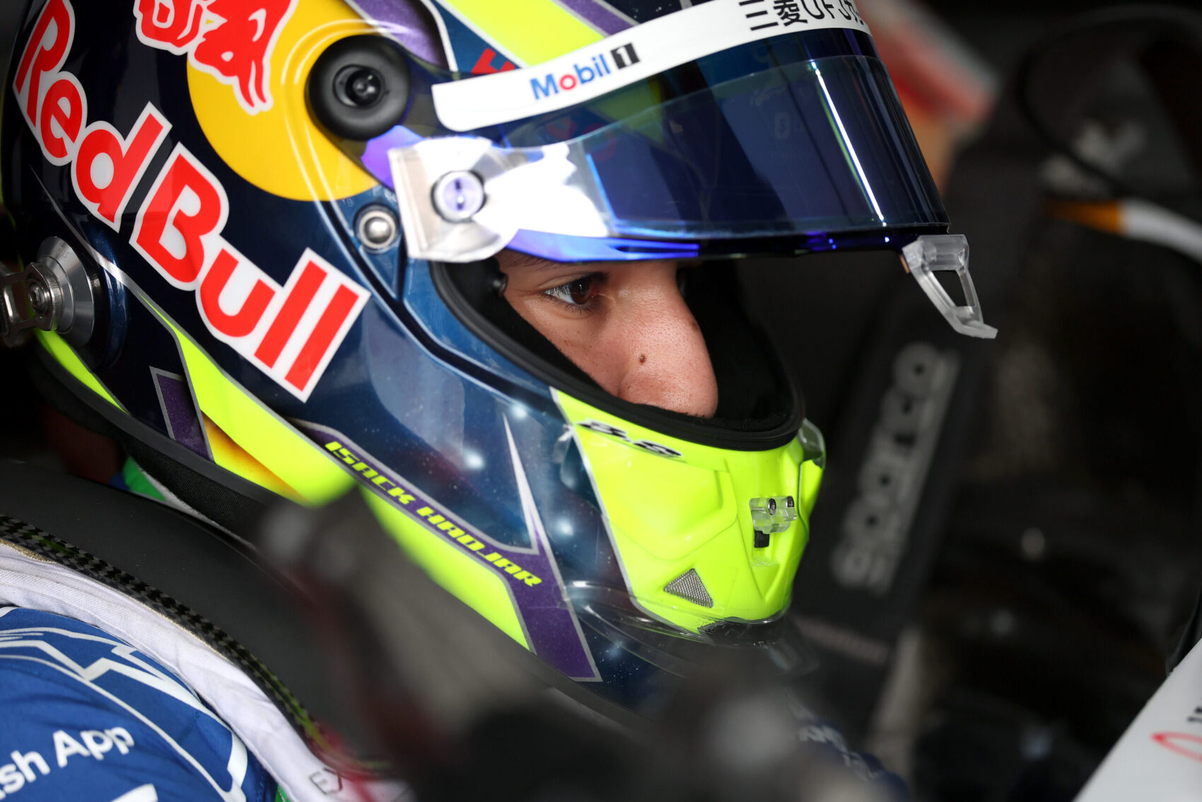 Kínos baki: világbajnok autót tört a Red Bull újonca (videó)