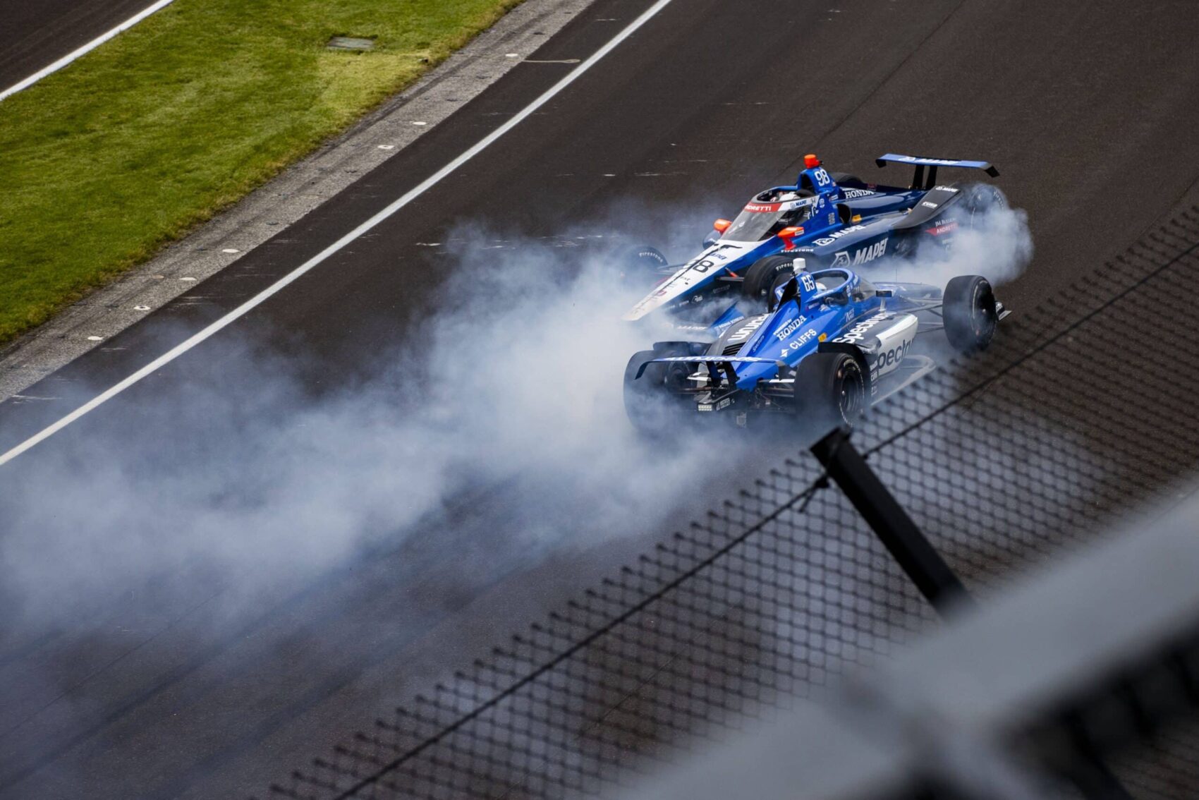 Síró versenyzők, kigyulladó autó, drámák és balesetek – ilyen volt az idei Indy 500 (videók)