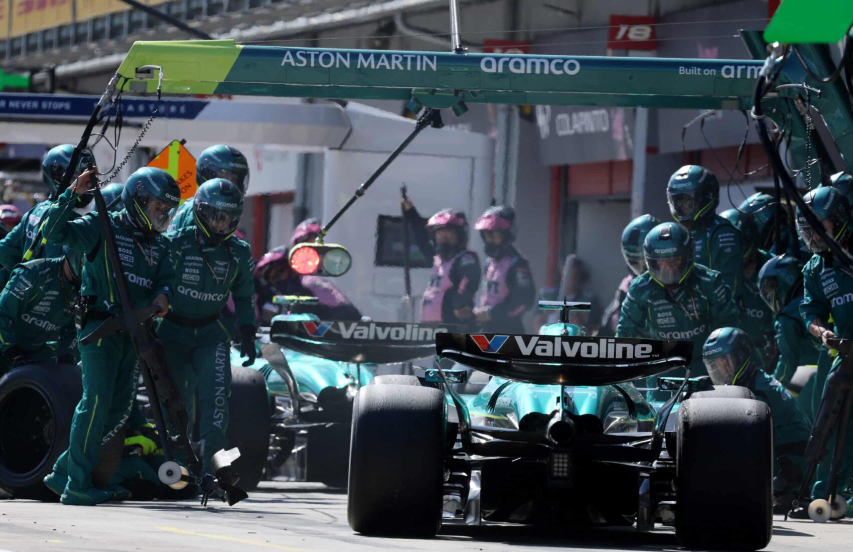 Alonso kesergett, de az Aston Martin főnöke elárult egy pozitív fejleményt