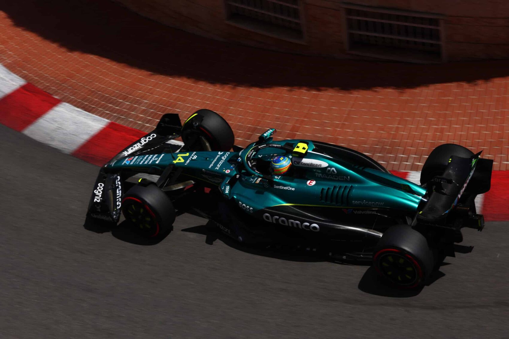 Alonso Hamiltonra és Leclerc-re is megsértődött, büntetéshegyek várhatók az időmérőn?