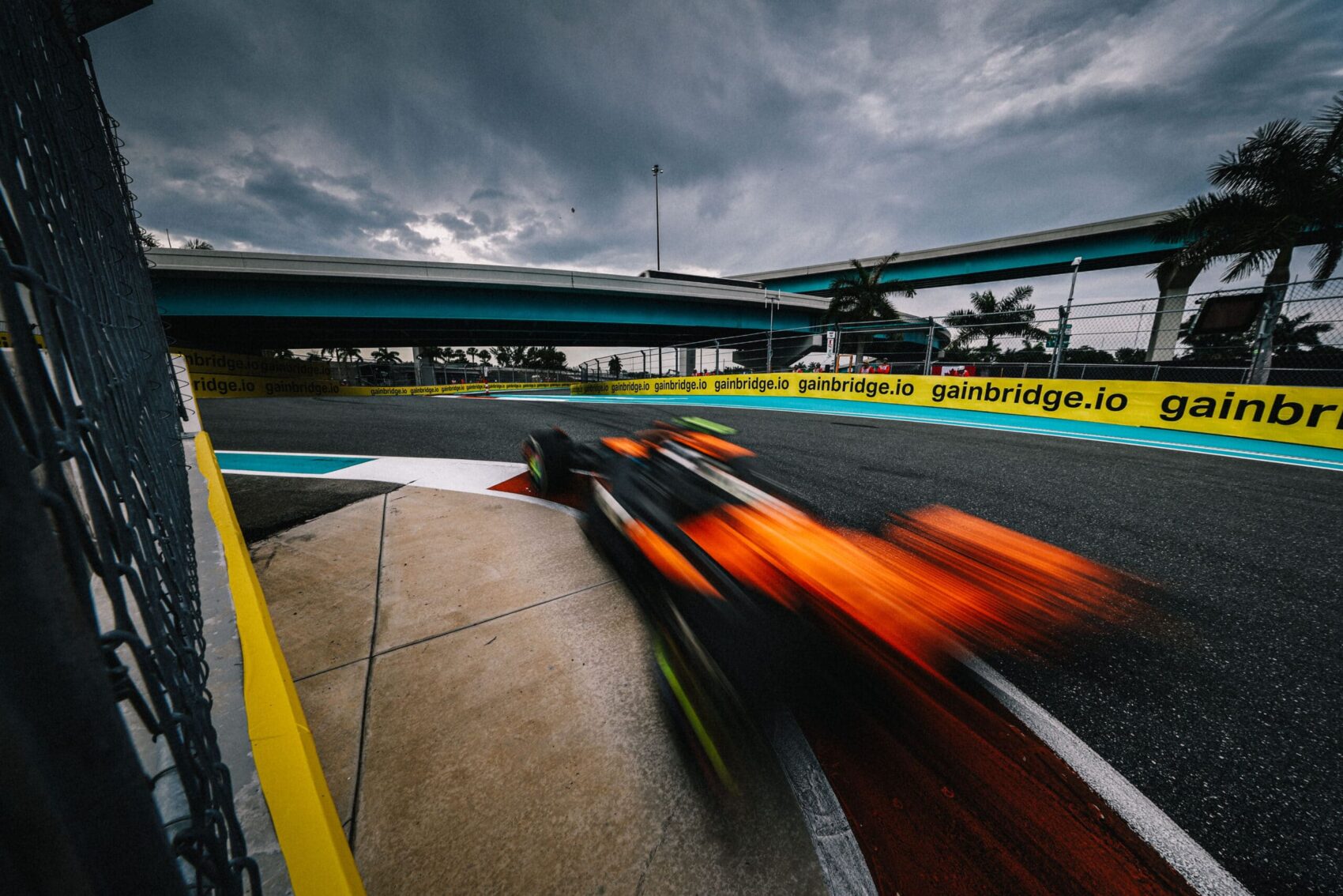 Utcai kabátokban is használt megoldás a McLaren titkos gumitrükkje?