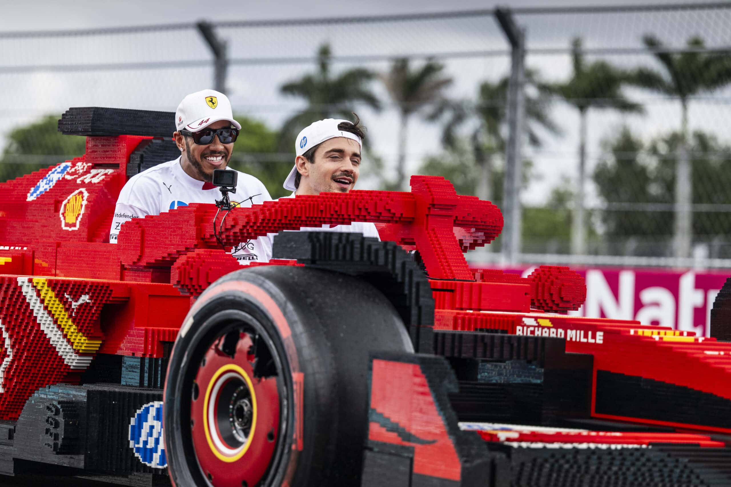 Ilyenek a nyerítve roncsderbiző F1-es pilóták – Hamilton kiposztolta az év videóját