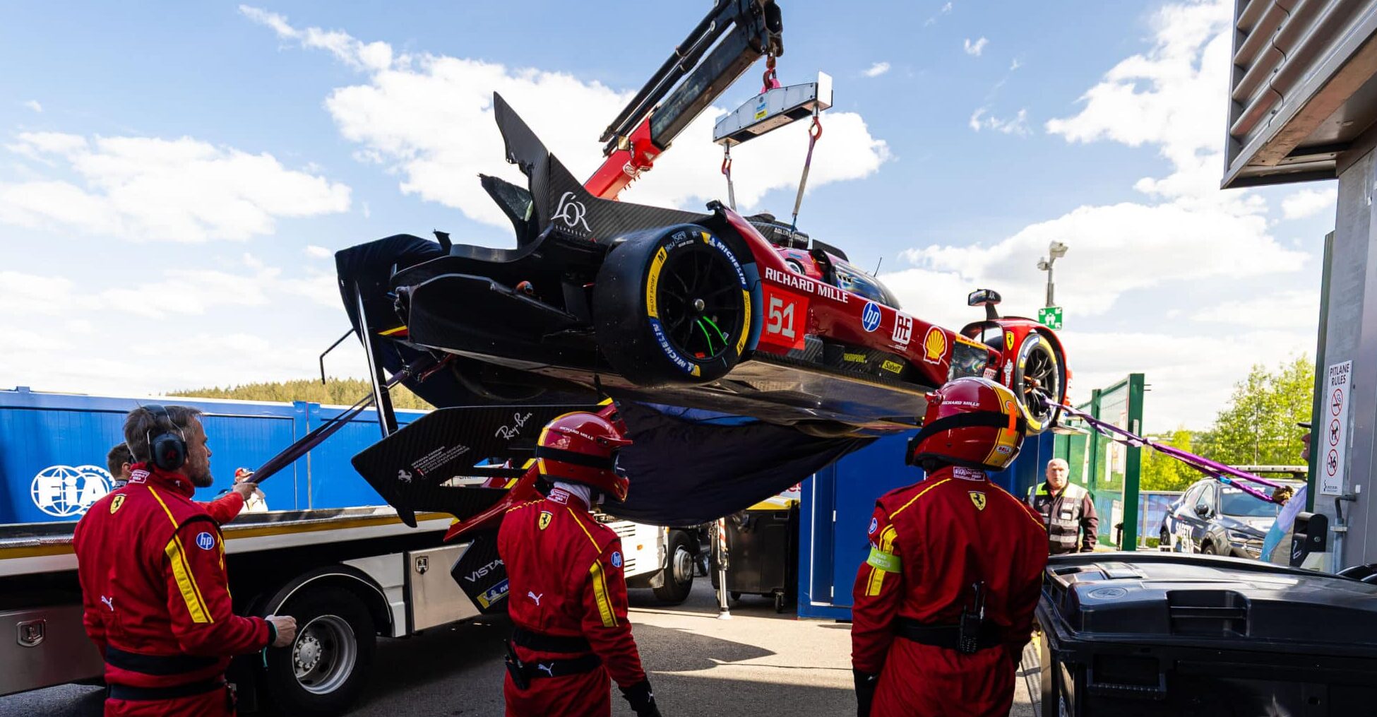 Mick Schumacher csapattársával ütközött, a Ferrarik kettesével törtek Spában (videó)