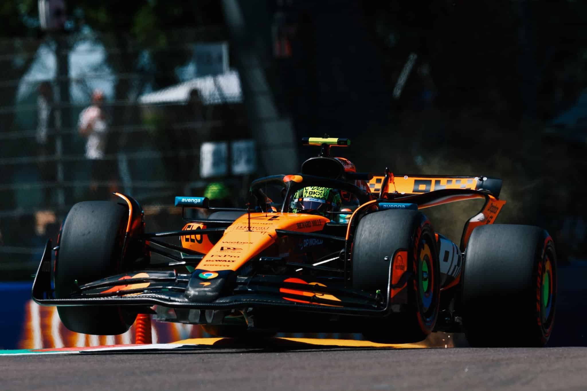 Norris 7 ezreddel közeledett, a ferrarisokat ugyanaz akasztotta ki a második edzésen