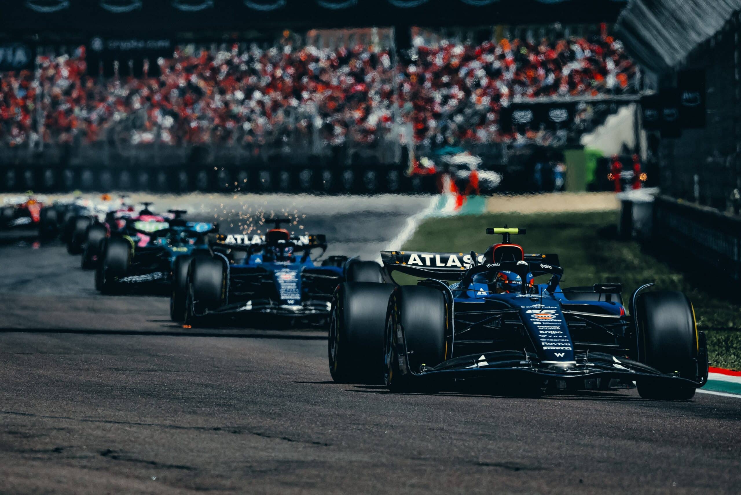 Sainzt nem sok választotta el attól, hogy saját kezébe vegye a sorsát a futamon