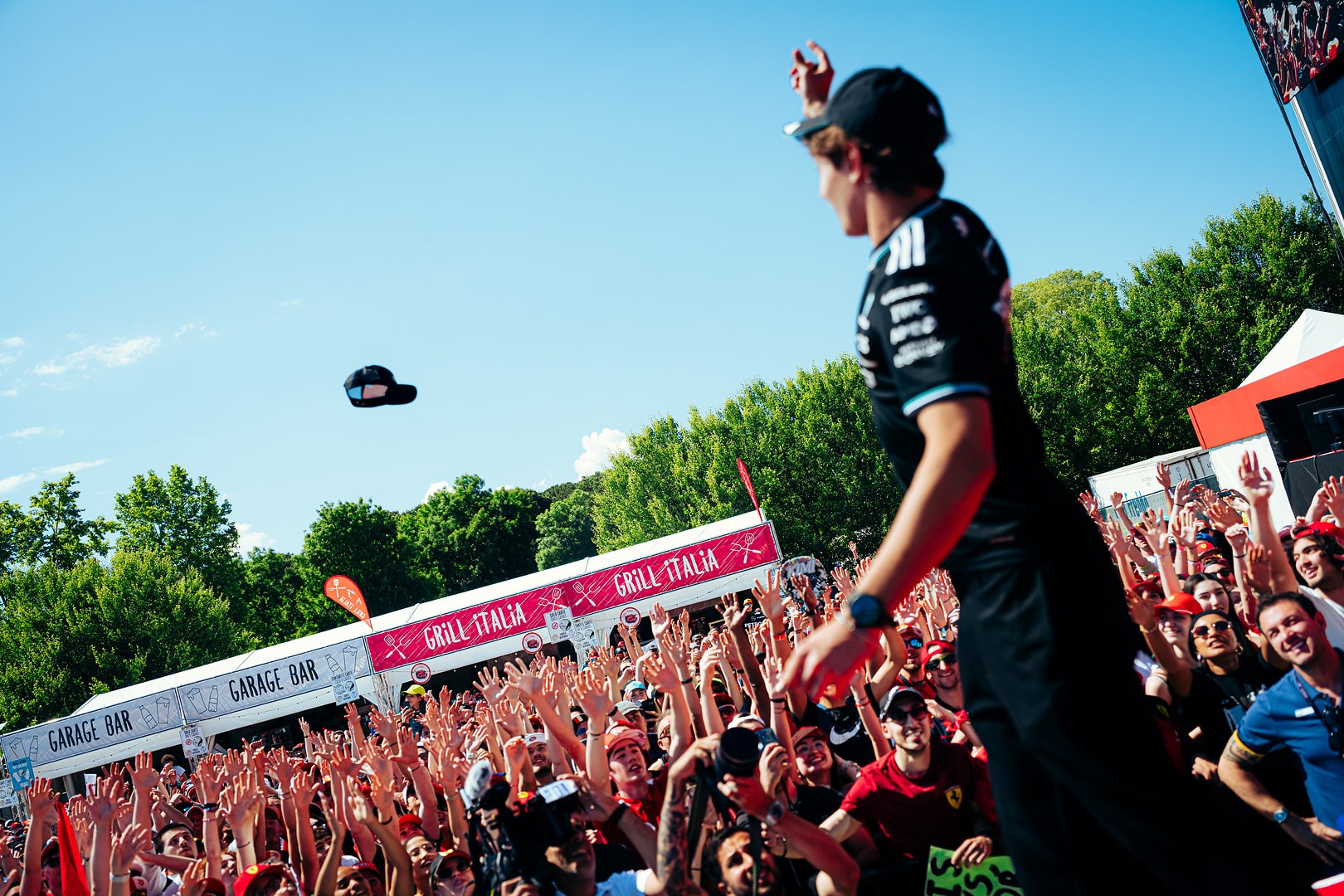 Az egyik F1-es versenyző is futott az olimpia lánggal